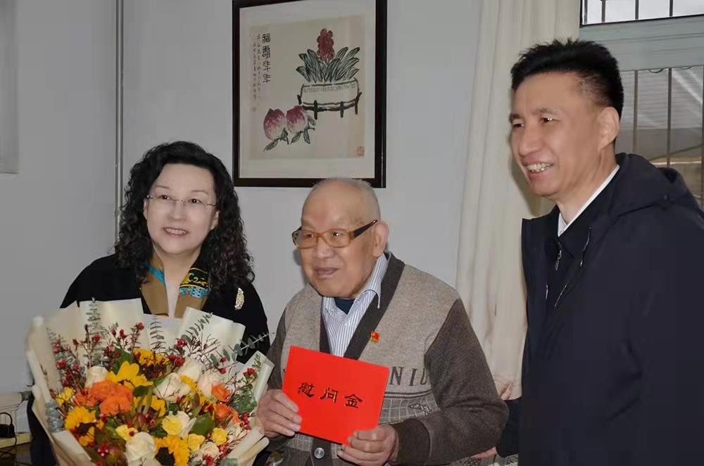 济南sunbet申搏党委副书记、总经理黄蓓走访慰问离休老干部、老党员